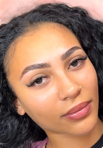 Brow lamination is the secret to fluffy, lifted, perfectly styled brows without makeup ✨ It smooths, tames, and sets each hair in place, creating a fuller, brushed-up look that lasts for weeks. Perfect for sparse brows, unruly hairs, or anyone wanting that effortless model-brow vibe every day. Wake up, brush them into place, and go. No pencils. No gels. No stress. Just clean, polished brows that frame your face beautifully. Ready for low-maintenance beauty that still looks high-end? Book your br