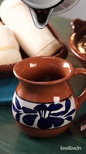 Atole champurrado con masa ☕ | INGREDIENTES: •5 tazas de agua •1 piloncillo, en trozo •1/4 rajas de canela •2 tablillas de chocolate de mesa •1 taza de agua 2 tazas de masa de maíz •1/4 rajas de canela, para decorar | PREPARACIÓN: 1. Calienta el agua con el piloncillo, el chocolate y la ramita de canela en una olla a fuego bajo durante 10 minutos, hasta que se disuelva por completo el piloncillo y el chocolate. 2. Coloca la masa y el agua en una licuadora y muele por 5 minutos o hasta que se dis