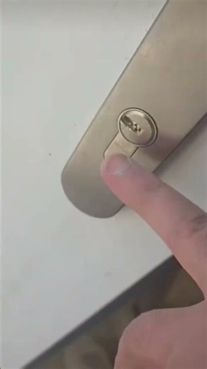 Porte bloquée à cause d’une clé coincée à l’extérieur. Ouverture de porte.