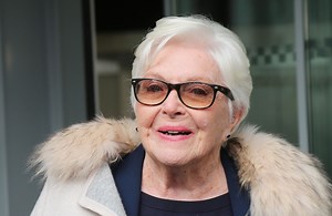 Line Renaud : après des semaines d'absence, elle donne des nouvelles de sa santé - Elle