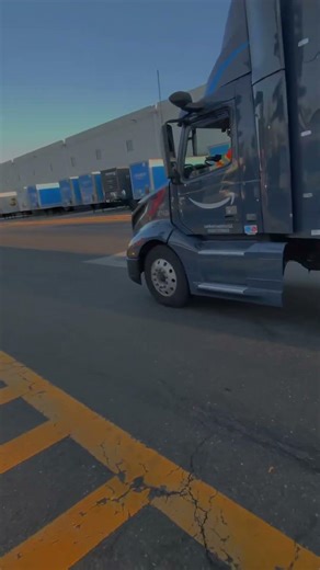 Let’s see how i work in￼ Amazon as a transportation associate ￼￼#cdl #truckdriver #truck #trailer