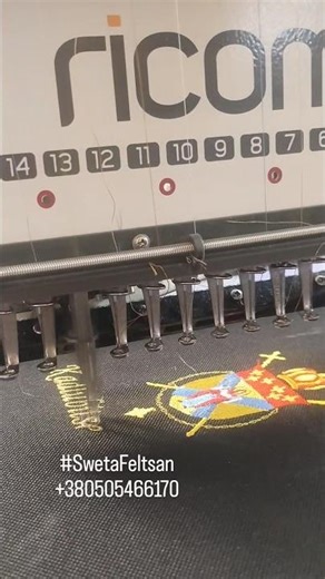 Сумка з іменною вишивкою та емблемою.