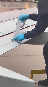 PASSENGERS PANIC AS AIRPORT WORKER APPEARS TO “DUCT-TAPE” PLANE WING BEFORE TAKEOFF December 13, 2025 – Gate C12, Metro International Airport Passengers waiting for departure were left wide-eyed and gripping their armrests after a maintenance worker stepped onto a ladder beside the aircraft and appeared to apply duct tape directly to the plane’s wing—just minutes before takeoff. The bizarre moment, recorded through the window by a stunned traveler, spread through the cabin like wildfire. The vid