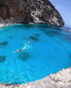 Que bello lugar 😍 Cala Mariolu, en Cerdeña, Italia. | Bioguia