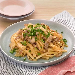 大根半分使い切り! 千切り大根と豚肉のピリ辛炒めのレシピ動画・作り方 | デリッシュキッチン