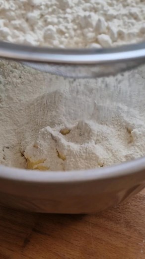 Mince Pie Cookie Cake Every year I say that I'm going to make my own mince pies. I'm going to make pastry and cook up some homemade minced meat. It never happens - or it very rarely happens If you want all of the joy of Christmas baking, without spending hours doing it, you have got to try this. It's light and buttery, with that lovely cookie gooeyness, but it has all the feels of a mince pie. It takes less than 10 minutes to get this in the oven. Eat it when it's still a little bit warm with a 