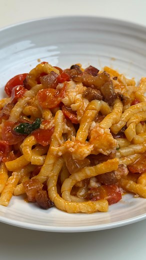 Fusilli con Guanciale, scampi e pomodorini Facilissimi da fare Ingredienti (per 4 persone) • 320-350 g di fusilli • 12-16 scampi freschi • 80-100 g di guanciale • 200-250 g di pomodorini ciliegino o datterini • 1 spicchio d’aglio • Un cucchiaio di olio extravergine d’oliva Procedimento 1. Preparazione degli scampi Pulisci gli scampi: stacca la testa, sgusciali, elimina il filo nero intestinale. 2. Tagliare il guanciale Taglia il guanciale a dadini o listarelle non troppo sottili. 3. Pomodorini L