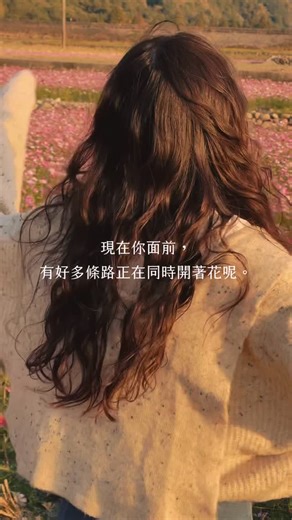 sloth🦥 isfp女子的手帳&日常 on Instagram: "失業懶在家日記day100 嘿！day1的Sloth！ 現在的你一定手足無措吧？ 所有的路好像都到了盡頭，被前老闆罵雞掰廢物的那天歷歷在目， 想繼續畫漫畫，又得承認自己似乎就是沒有天賦。 打工的地方也暫時不需要你了，該走向哪呢？你一次次問自己，又沒有答案。 別擔心，day100的我告訴你，現在你面前，有好多條路正在同時開著花呢。 你死馬當活馬醫的開始了的失業日記，將你帶到了很多人面前， 是幸運，也是因為你長久以來累積的一切將你推向了綻放。 你找到了新的畫圖事業，見證了很多幸福、收到了很多肯定和善意。 和你一起遭遇過不公的朋友們如今都找到了自己的路，也在一條共同的路上成為夥伴一起前進著。 你的新年目標有好多好多，想到未來你的眼睛就閃閃發亮， 沒想到吧？這真的是你。 100支影片之後的你。 100支影片以來，你分享過你的焦慮、分享過找到新工作的路程， 分享著各種喜歡的人事物，也分享了靠著寫手帳重新振作的故事。 對來到你身上的一切感到幸運和感激，卻唯獨忘了謝謝一個人， 那就是自己。 所以在這個特別的日子，想對你說， 謝謝