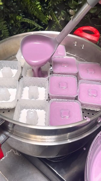 Fransiska Tien on Instagram: "* Bahan adonan ubi ungu : - 700 gr ubi ungu - 400 ml santan kelapa (2 gelas belimbing) - 330 gr gula (22 sendok makan) - 250 gr tepung tapioka (25 sendok makan) - 150 gr tepung beras (15 sendok makan) - 1/2 sdt garam * Bahan lapisan putih : - 2 sendok makan gula - 2 sendok makan tepung tapioka - 80 gr tepung beras (8 sendok makan) - 300 ml santan kelapa Resep lengkap tonton di Youtobe Fransiska Tien #resep #resepkue #kue #kueviral #resepkuetradisional #kuetalamubiun