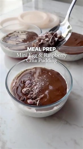 Mini Egg & Raspberry Chia Pudding (488 cals, 25g protein) #chiapudding #breakfast #recipe