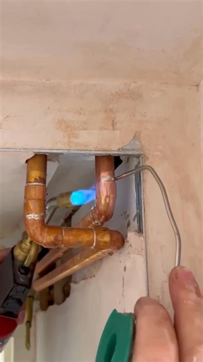 Soldering copper pipes from a to b #fblifestyletyle #fblifestyle #fblifestyletyl #fblive #lifestyle #life #lifehacks #lifeisbeautiful #lifequotes #short #furnituresale #homedecor #smallbusiness #localbusiness #homeforsale #homefurniture #realestate #toolsale #vintagefurniture #appliancesale | plumber video