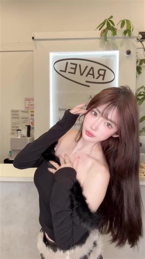 🖤 纯欲辣妹穿搭｜今天是又甜又酷的黑天鹅 谁懂啊！一字肩 毛绒边真的是纯欲天花板✨ 自带小性感又不会太露，配低腰裙直接杀疯了！ 这种氛围感拍照真的巨上镜📸 店里随便一个角落都能拍出网图感～ 辣妹们快把这套焊在身上！ #辣妹穿搭 #一字肩上衣 #纯欲风 #氛围感拍照 #OOTD #今天穿什么