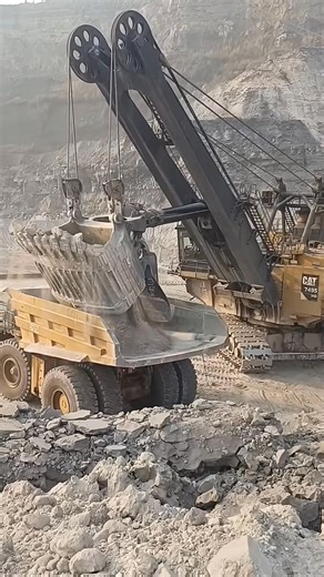 Heavy mining equipment at work! Giant machines fill the largest dump trucks #hardwork #creativity #trucks | Excavator proyek