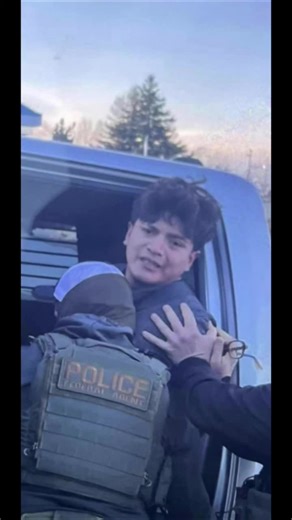 ayyy his face saying he want a better life in the USA 🇺🇸 😭😭🙆🏾‍♀️🙆🏾‍♀️😭😭😭😭