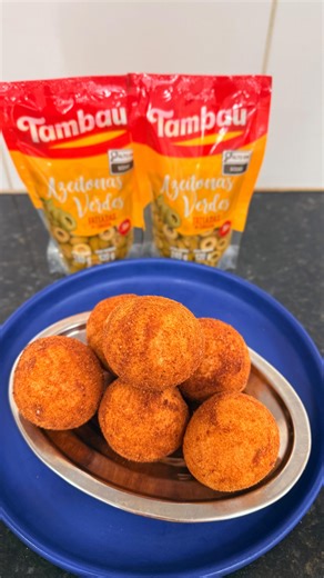 João Bosco O. Gaião on Instagram: "🧀 Salgadinho de Queijo com Azeitonas Verdes sem caroço da @tambaualimentos 🫒 ✨ Ingredientes da Massa: • 300 ml de leite 🥛 • 200 ml de água 💧 • 30 ml de óleo 🛢️ • 1 colher de tempero a gosto 🌿 🥄 Preparo da Massa: 1. Coloque todos os ingredientes no liquidificador e adicione um sachê de azeitonas verdes @tambaualimentos fatiadas sem caroço. 2. Bata tudo até ficar homogêneo, mas com pedacinhos da azeitona ainda visíveis. 3. Transfira para uma panela e leve