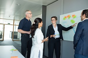 Diversity bei Bosch: Chancengleichheit für Frauen und Männer Zahlreiche Studien belegen: Gemischte Teams, in denen Frauen und Männer auf allen Ebenen zusammenarbeiten, sind leistungsstärker. Bei Bosch hat jeder dieselben Chancen, unabhängig vom Geschlecht. „Die verschiedenen Erfahrungen und Denkweisen sind für uns alle ein Gewinn“, findet Andrea Pander. Sie arbeitet im Bereich Powertrain als Abteilungsleiterin. Weitere Infos zum Thema Diversity bei Bosch gibt‘s auch hier: http://bit.ly/1TUnCmv. 
