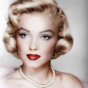 Some iconic "blonde bombshell" actresses... * A blonde bomshell may not be a natural born blonde, ok ? ;) 1) Marilyn Monroe ( June 1, 1926 – August 5, 1962) 2) Jean Harlow ( March 3, 1911 – June 7, 1937) 3) Kim Novak (born February 13, 1933) 4) Jayne Mansfield (April 19, 1933 – June 29, 1967) 5) Lana Turner ( February 8, 1921 – June 29, 1995) 6) Anita Ekberg (29 September 1931 – 11 January 2015) 7) Brigitte Bardot ( born 28 September 1934) 8) Virna Lisi ( 8 November 1936 – 18 December 2014) 9) D