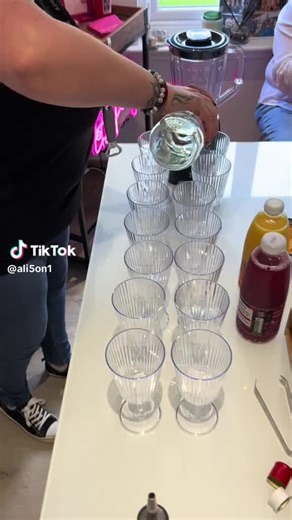 Did someone say cocktails 🍹 A huge thank you to @Ali x for making these TikTok’s for me! Your a star 🌟 #diamondsmobilebarevents #diamondsmobilebar #bartenderhire #bartender #cocktail