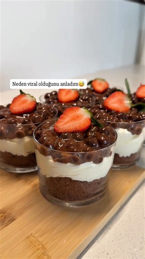 Nurcan kayya on Instagram: "O meşhur soruyu sormak adettendir gelsin mi tarifi? Keşfette defalarca karşıma çıktı acaba güzel olur mu diye düşündüm ve denedim keşke daha önce deneseymişim😋 Dilerseniz büyük kapta da yapabilirsiniz. En alt tabanı için; Kakaolu hazır kek Orta kat Kreması için 3 su bardağı süt 1 yumurta sarısı 2,5 kaşık un 2 kaşık nişasta 5-6 yemek kaşığı şeker Vanilin 1,5 yemek kaşığı tereyağı 100 gram krema Yarım paket krem şanti Üzeri için; 100 gram çikolata 100 gram krema 1 su b