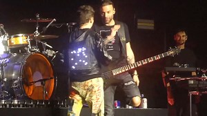 5.7K views · 309 reactions | "That's what we sound like without Chris on the bass. Shit innit?" Petit soucis technique hier soir au moment de jouer Starlight, où la basse de Chris a lâché "On ressemble à ca sans Chris à la basse ? C'est de la merde hein ?" Jim Powers | Muse France | Facebook