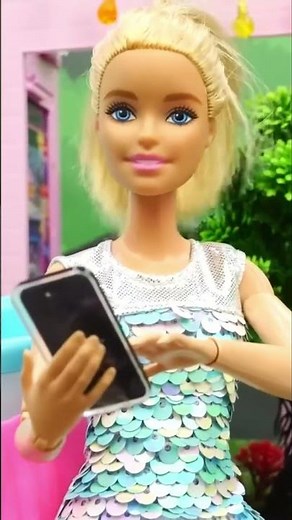 🎁 Les invités arrivent avec des cadeaux pour la poupée Barbie #jeux #jouets #poupée #shorts