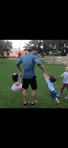 Jensen with his children #love #JensenAckles#deanwinchester #supernatural#spn#spnfamily #farther