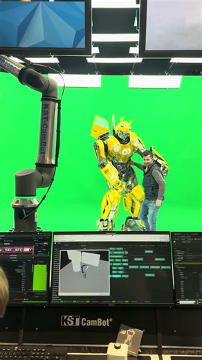 Transformers robot on green screen at a trade show #robot #robotics #transformers #greenscreen #vr