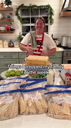Christmas week- not so many things prepped but got the tamales done! ✅ I hope y’all have a wonderful Christmas week! #themhoffers #themhoffersmealprep