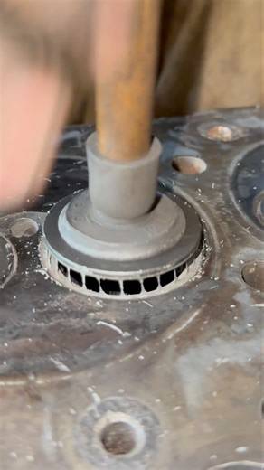 Culinder head valve lapping manually #cylinderhead #valve #lapping #skills #ytshorts #viralshorts