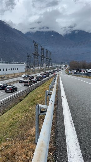 Savoie News on Instagram: "🚗 Vos conditions ce samedi 14 février 2026 à 14h15 Le trafic est dense sur les itinéraires savoyards et saturé en Tarentaise. ⚠️ Pas de carburant disponible à la sortie n°34 « La Léchère / Langon ». Axe Lyon – Chambéry : fortes difficultés avec plusieurs zones de circulation en accordéon sur l’A43 entre Saint-Quentin-Fallavier, Coiranne et le tunnel de Dullin. Ralentissements également jusqu’au tunnel de l’Épine. Le tunnel du Chat (RD1504) est régulé par fermeture des