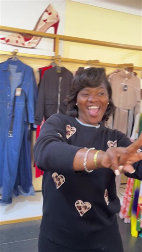 Ela chegou com as maiores novidades. Live no Facebook- Lilás Angola Namibe