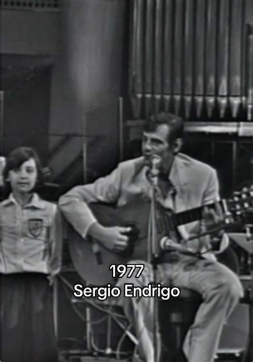 Alzi la mano chi non ha cantato questa canzone almeno una volta da bambino! Sergio Endrigo ad “Auditorio A” nel 1977. La puntata integrale è su RaiPlay. #tv #70 #musica #bambini
