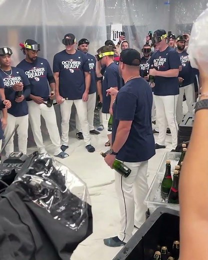 Stephen Vogt addresses the Guardians after clinching a postseason berth in his 1st year as manager 🥺