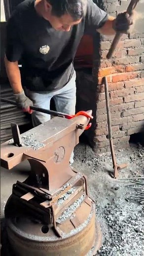 The forging process of round nose pliers