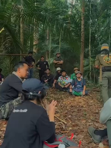 One mission: get down safely and build a stretcher from nature. It's way out of our comfort zone, but we had each other’s backs. Tag the friend you’d want on your survival team 🫡👇 Video Credit: @WWF-Malaysia #wildernessskills #survivaltraining #forest #diystretcher #fyp #wwfmy #survivalskills