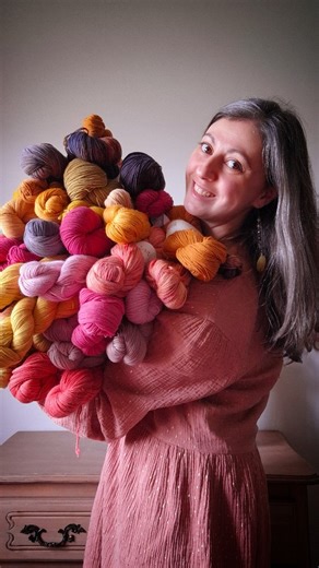 Claire on Instagram: "* Je vous explique tout * J'ai teint de la laine avec des teintures naturelles dont les fleurs recoltees dans mon jardin cet été ! Et pour me lancer ce challenge j'ai choisi de vous composer des box de printemps! Je lance les precommande en boutique dimanche à 10h et jusqu'au 25 février ou épuisement du stock! La livraison aura lieu pour le 20 mars, date du Printemps bien sûr ! Vous pourrez choisir votre laine, toutes les box seront donc différentes et en petite quantité !