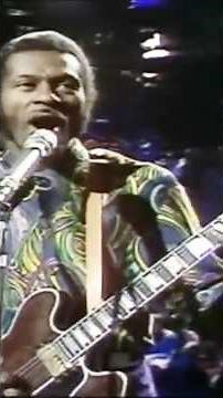 Chuck Berry sings his iconic song Roll Over Beethoven in 1972 pt1
