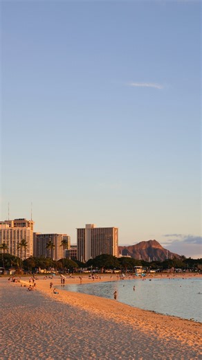Ala Moana Beach Park glows at sunset as the sky shifts into warm shades and the waves settle into a gentle rhythm🌊 It is one of those moments that remind you to slow down and enjoy the beauty right outside the hotel. #AlaMoanaHotel #EatShopAndStay | Ala Moana Hotel