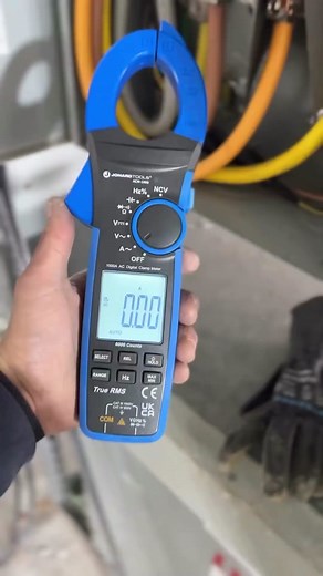 ACM-1000 Digital Clamp Meter! | “Great job Jonard Tools 😎” -@ma_master_sparky - Test leads measure AC/DC voltage, resistance, continuity, frequency and capacitance and tests diodes - CAT IV 600V, CAT III 1000V, Class 2, Double insulation safety rating - 45MM clamp opening for a wide range of applications - Unique design with grooved housing for superior grip - Non-contact voltage tester integrated into the clamp IG Video Credit: @ma_master_sparky Shop #JonardTools – link in bio . . . #clampmete