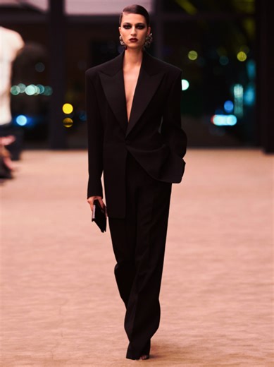 Saint Laurent and the Beauty of Vulnerability✨️ SS26/27 WOMEN'S COLLECTIONS ° It opens with tailoring, and it closes with a tuxedo. That female tuxedo which, when it was first presented in 1966 by Monsieur Yves, created a scandal - so much so that it prevented its wearers from entering the doors of conservative restaurants and casinos - now strips off its rigidity and melts away. Structured shoulders and narrow waist, for sharp design suits. Fluid. A softness and lightness usually reserved for e