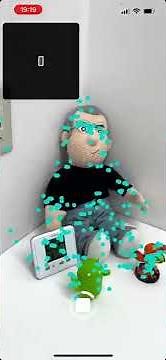 「Trnio 3D Scanner」を使ってiPhoneで人形を3Dスキャンする様子