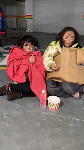 The bad guy secretly took away the pregnant mother's stool. At the critical moment, the little girl actually used herself as a stool and successfully saved two lives!【久久好物】 #久久好物 #搞笑 #funny #fyp #reels #shorts | 久久好物