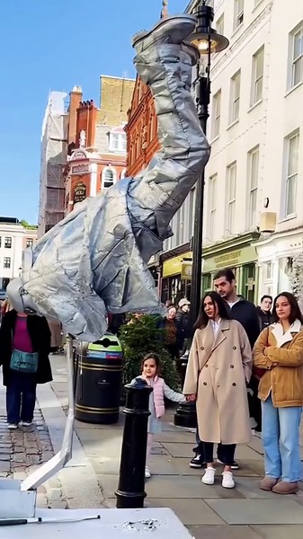 Silverman Statue amazing and getting amaized. #art #livingstatue #silvermanstatueofficial #floating