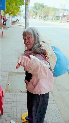The old woman asked for bread and the truth🫓♥️ #homeless #svshorts