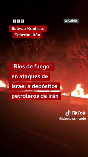 Esta es una calle en llamas en Teherán. El video de 19 segundos muestra el fuego que corre por una vialidad cerca de un depósito de petróleo en la capital de Irán. La BBC ha verificado estas imágenes del incendio en el bulevar Koohsar ocurrido tras un ataque israelí contra el depósito de petróleo de Shahran, al noroeste de la capital. Las Fuerzas de Defensa de Israel (FDI) afirmaron haber atacado “varios complejos de almacenamiento de combustible”.