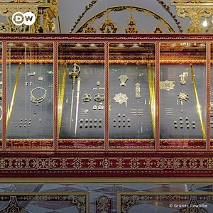 German police have arrested three people suspected of taking part in the theft of priceless treasures from a Dresden museum last year. | DW News