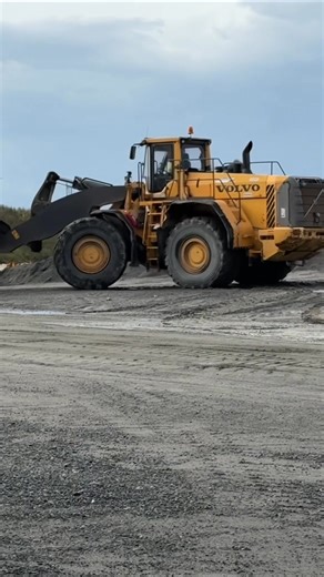 Spana in VOLVOBJÄSSEN💪 En stor och stark Volvo L350F-hjullastare har rullat in på Klaravik Sverige med ett tydligt mål i sikte – en ny ägare. Visst blir man jättesugen på att lasta in ett rejält bud?🤩 https://klaravik.link/466Eu52 #klaravik #volvo350f #hjullastare #auktion #maskiner #maskineröverallt | Maskinkanalen