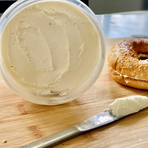 La recette du fromage à la crème maison style philadelphia, crémeux et onctueux et surtout 100% naturel 🤗 Ingrédients : 2L de lait 575ml crème liquide entière (30% de MG minimum) 45ml de vinaigre blanc 1 cac de sel | Deli Cuisine