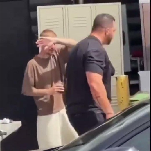 JUSTIN BIEBER VS. THE DOOR (THE DOOR WON) 💀