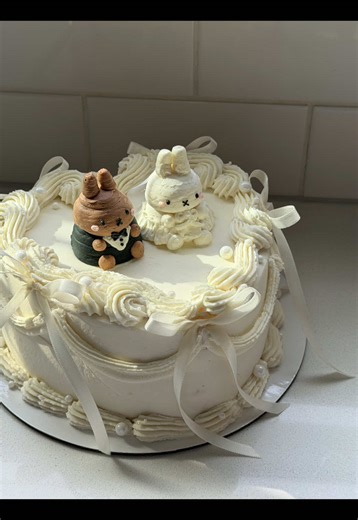 The Miffy wedding cake of your dreams just showed up🐰🤍 Fun, whimsical, and so adorable! It’s also the perfect cake for engagements, bridal showers, and anniversaries. Made this to practice making wedding cakes and I’m so in love with how it turned out! Save this post for your wedding cakes inspo✨